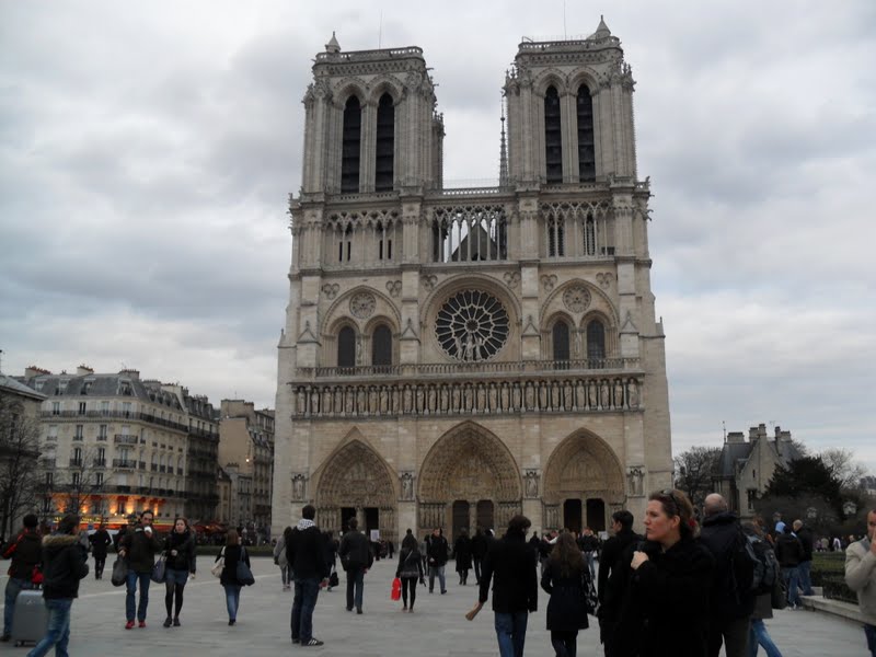 Homem ataca policial e é baleado durante tiroteio em Paris