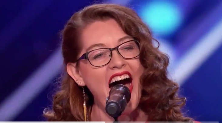 Mulher surda canta e surpreende a todos; Veja vídeo