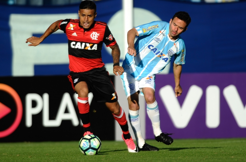 Em jogo com lance polêmico, Fla apenas empata com o Avaí