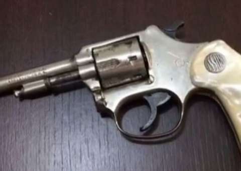 Homem mata esposa após confundi-la com assaltante