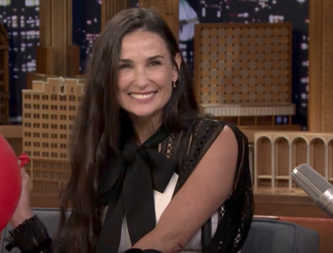 Demi Moore aparece banguela e revela problema de saúde