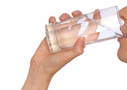 Mulher morre ao beber água em casa de amiga