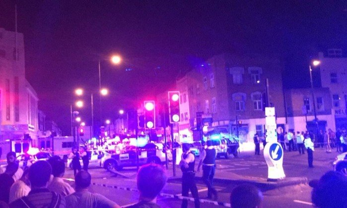 Homem é preso após atropelar vários pedestres em Londres  
