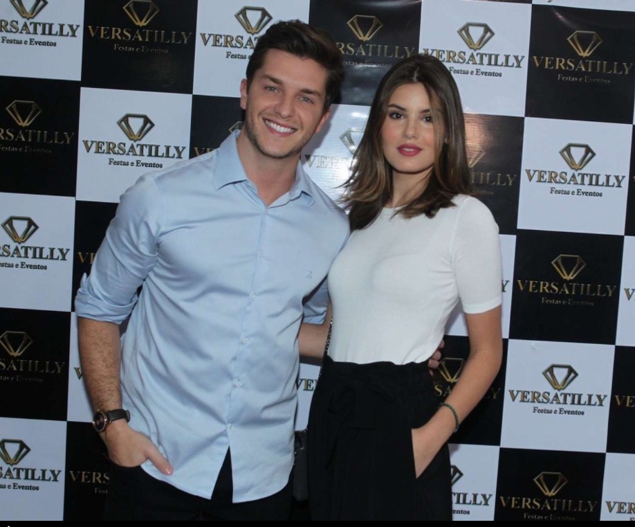 Klebber Toledo pede Camila Queiroz em casamento em festa de aniversário