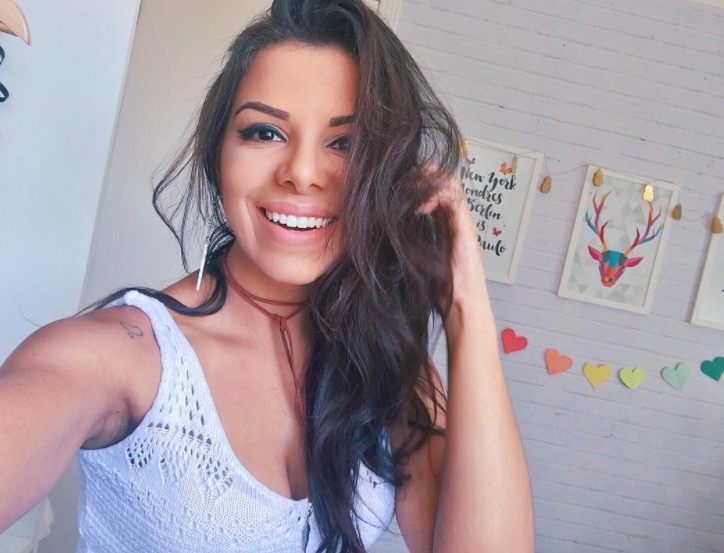 Youtuber Evelyn Regly fica deformada após cirurgias plásticas