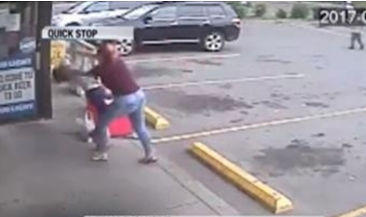 Mulher ataca garota de 12 anos após namorado dar em cima da adolescente