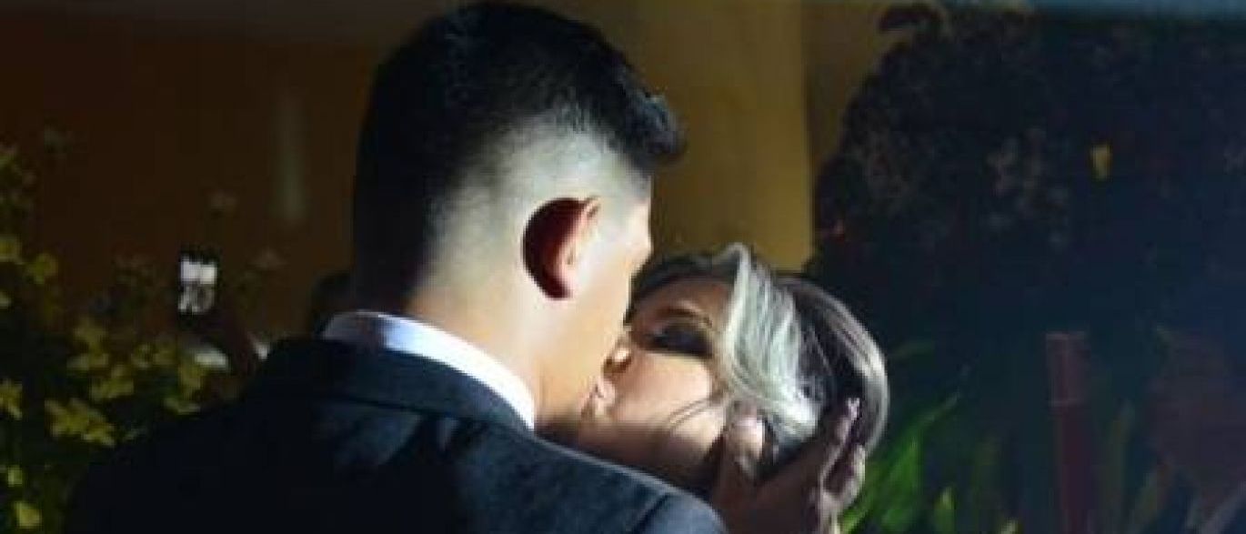 Noivos são assaltados e tem carro levado na saída da festa de casamento