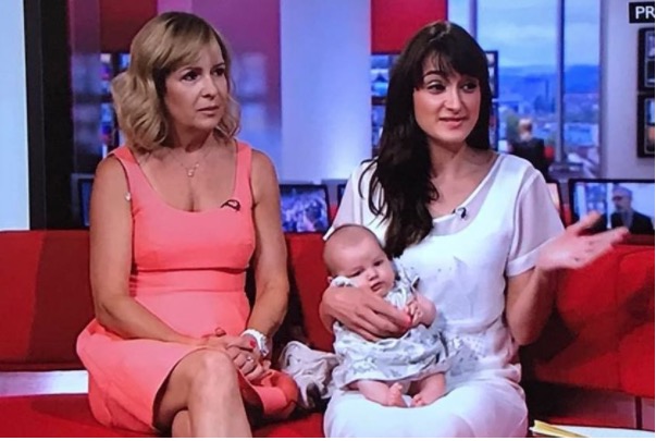 Mulher vai ao médico reclamando de inchaço e chora ao ver os exames 