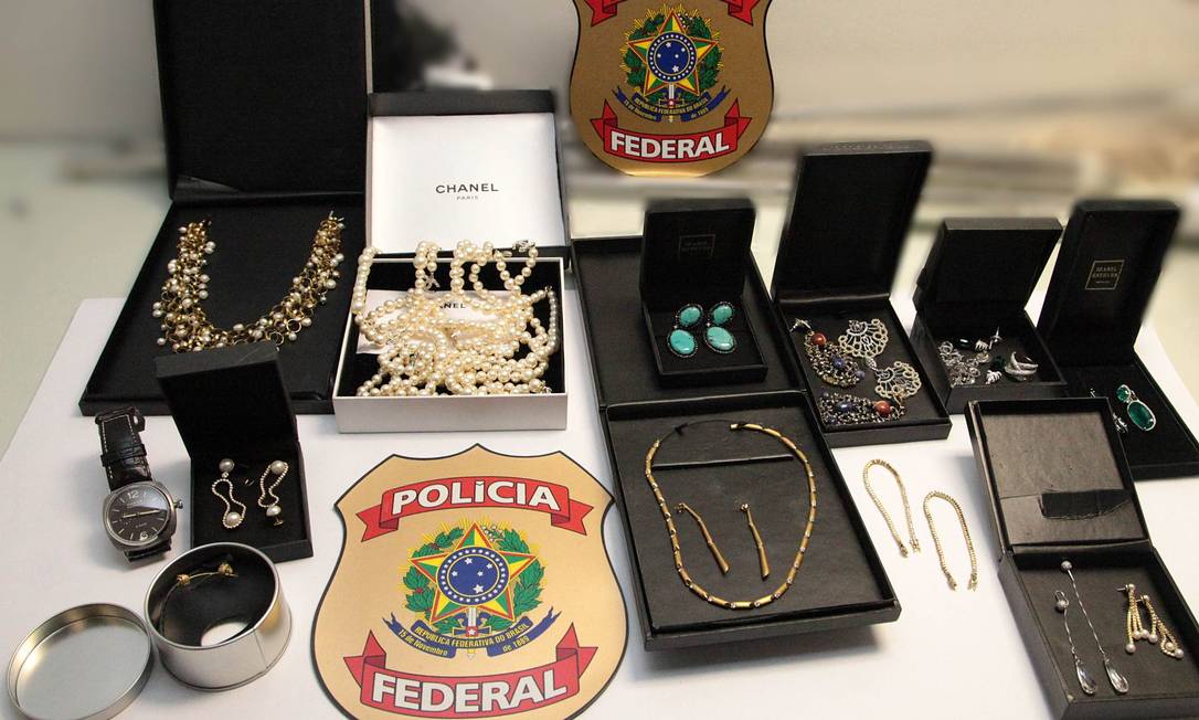 PF busca 149 joias 'sumidas' na casa de ex-governanta e irmã de Adriana Ancelmo