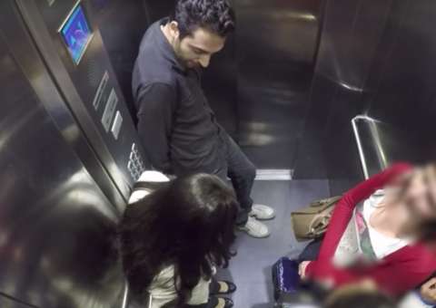Mulher é ‘agredida’ por namorado dentro de elevador e reação das pessoas surpreende  
