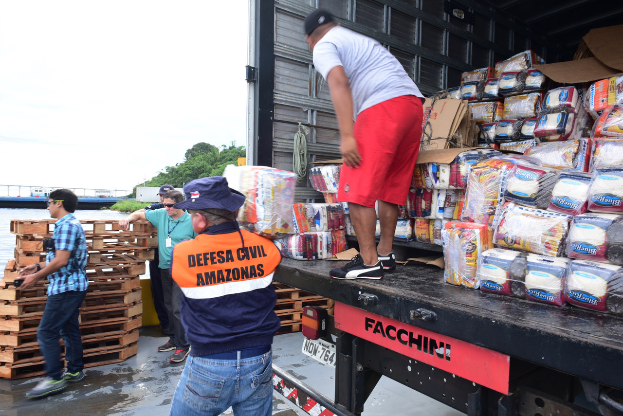 Defesa Civil leva 113 toneladas em itens de ajuda humanitária para calha do Solimões