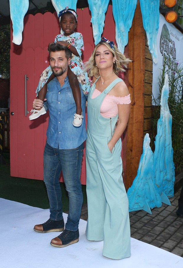   Bruno Gagliasso e Giovanna Ewbank fazem festão de aniversário para filha Titi