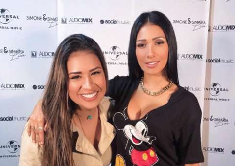 Homem invade palco, derruba Simaria e leva socão de Simone. Vídeo