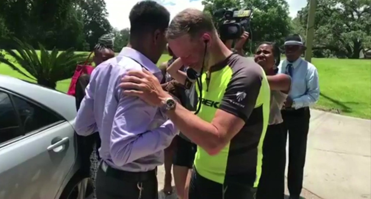 Pai viaja quilômetros de bicicleta para ouvir coração da filha bater no peito de outro homem