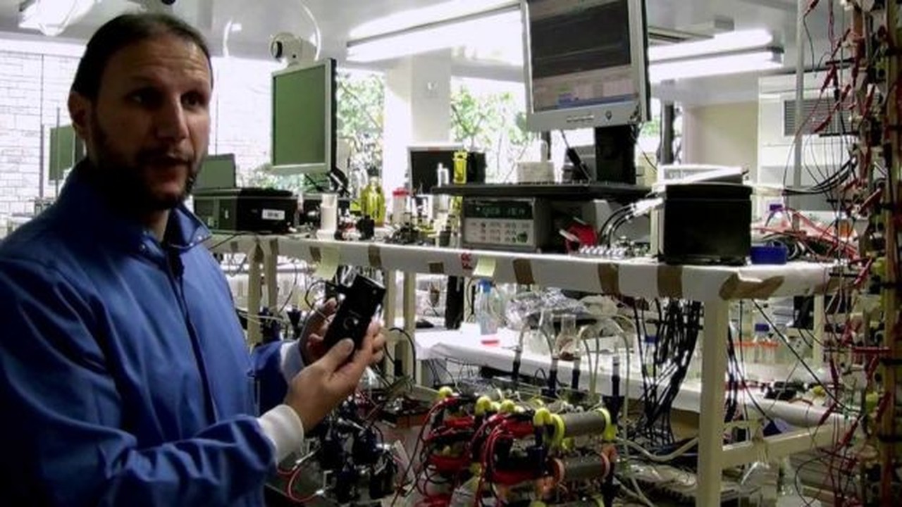 Nova tecnologia permite carregar o celular com a urina