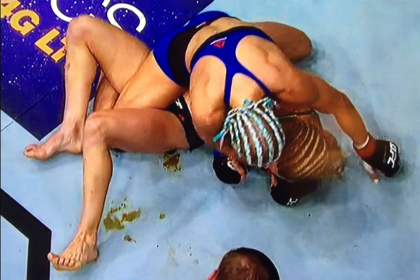 Lutadora do UFC não aguenta e defeca no octógono durante combate