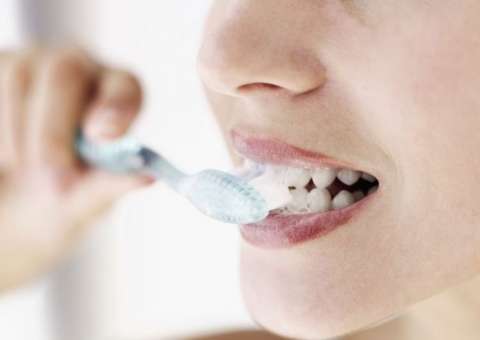 Especialistas recomendam a não escovar os dentes após o consumo de alimentos ácidos. Entenda 