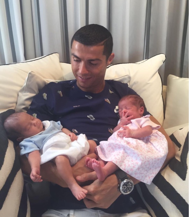 Cristiano Ronaldo apresenta filhos gêmeos na web