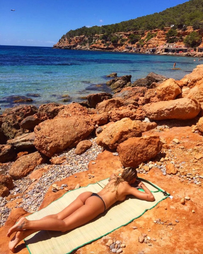 Yasmin Brunet posa de topless em Ibiza e bumbum perfeito chama atenção