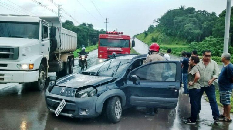 Durante chuva, carro bate em poste na AM-010 e deixa uma pessoa ferida