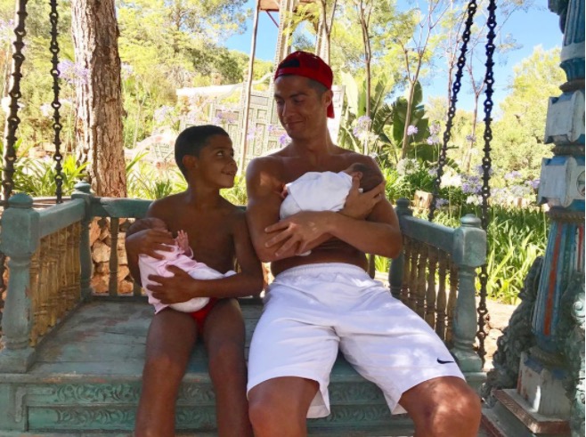 Cristiano Ronaldo mostra foto fofa com os três filhos