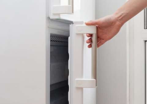 Homem mantém corpo da esposa na geladeira por anos para receber pensão 