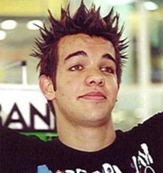 Irreconhecível, cantor da banda Twister é visto tocando no metrô