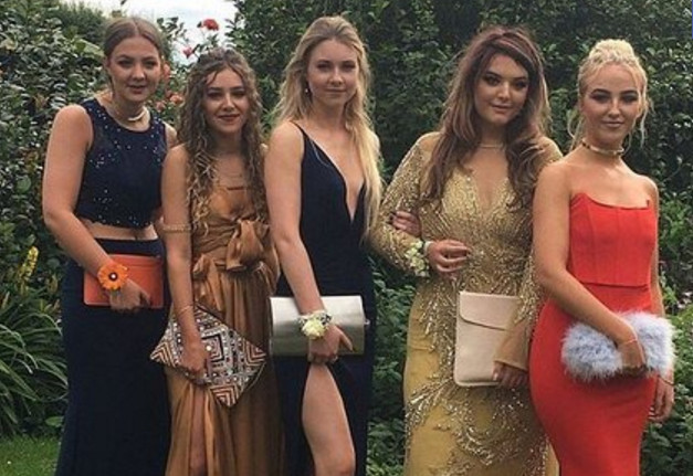 Foto de estudantes na festa de formatura viraliza por um motivo inusitado