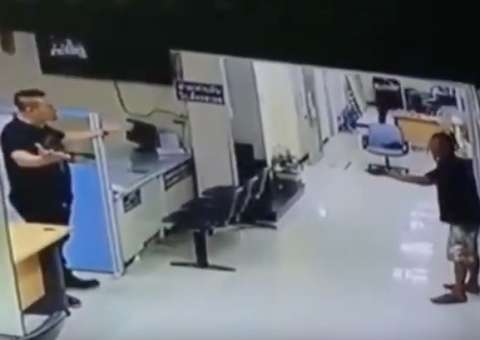 Policial acalma homem armado com um abraço. Veja vídeo 