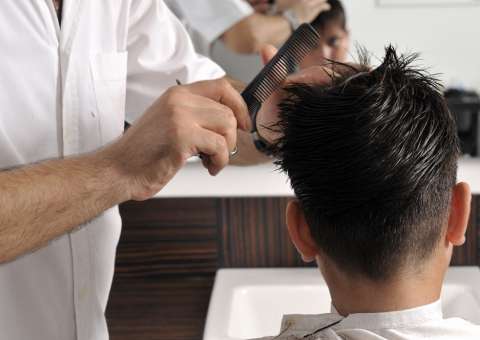 Detentos do sistema prisional se formam em curso de barbeiro no AM