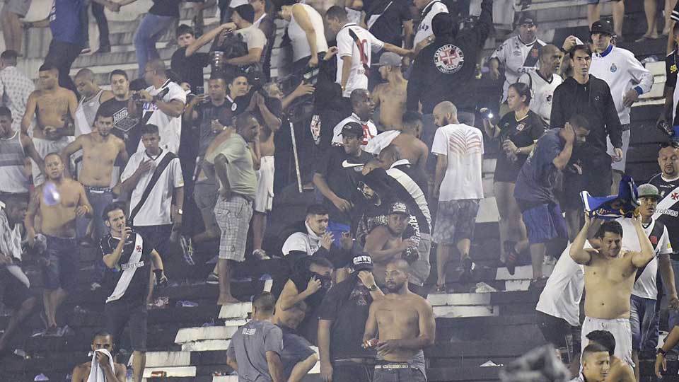 Morre um torcedor após episódios de violência em Vasco x Flamengo