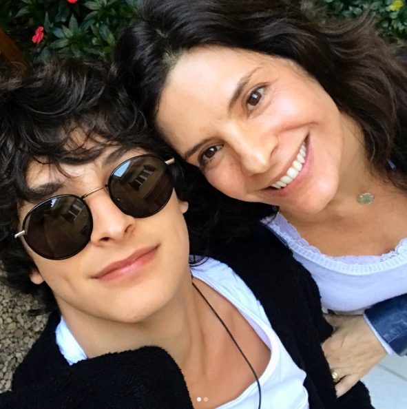 Helena Ranaldi posa com filho e impressiona com semelhança