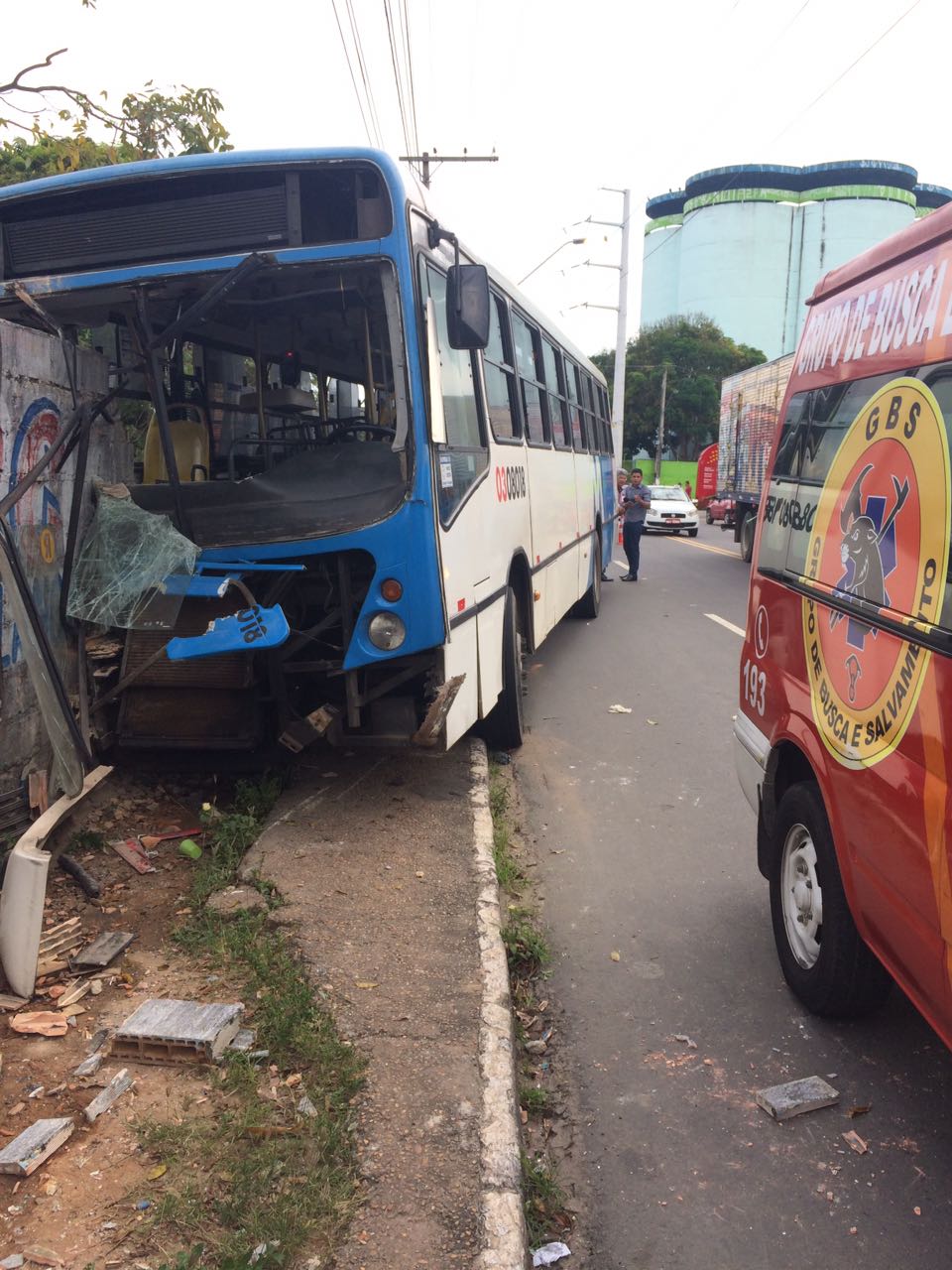 Mais de 20 pessoas ficam feridas em acidente com ônibus em Manaus