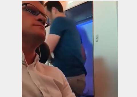 Casal é flagrado saindo junto do banheiro após movimentações suspeitas. Vídeo 