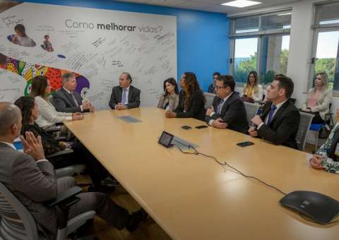 Arthur firma empréstimo de R$ 167 milhões para ampliação da rede pública de ensino em Manaus