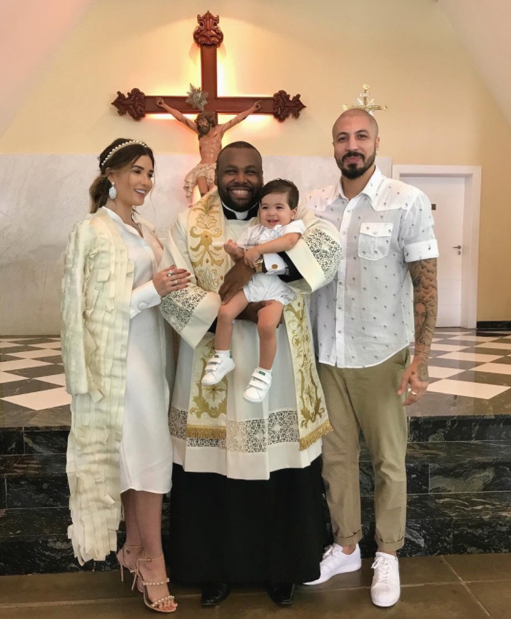  Aline Gotschalg mostra batizado de filho e look é detonado por internautas 