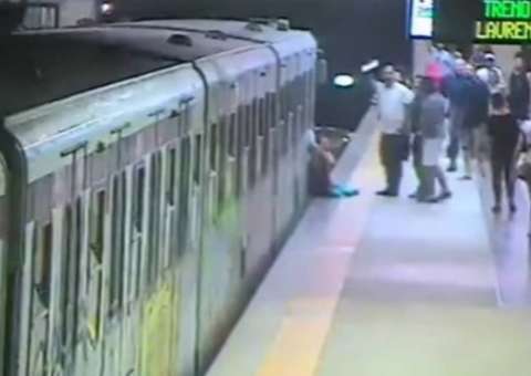 Mulher é arrastada ao ficar com bolsa presa na porta de metrô em Roma 