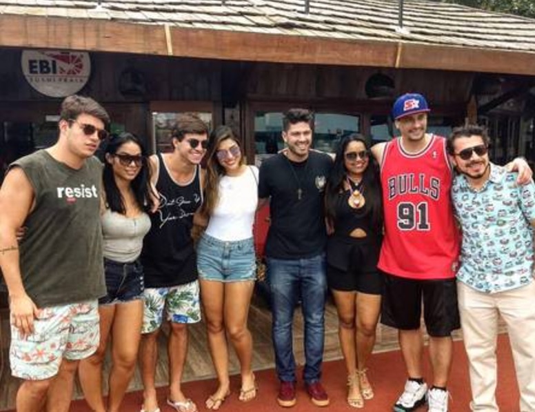 Ex-BBBs Mayara e Antônio têm revival e trocam de quarto em festa de Luis Felipe