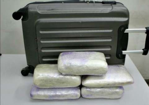 Em aeroporto de Manaus, adolescente é apreendida com drogas escondida na bagagem