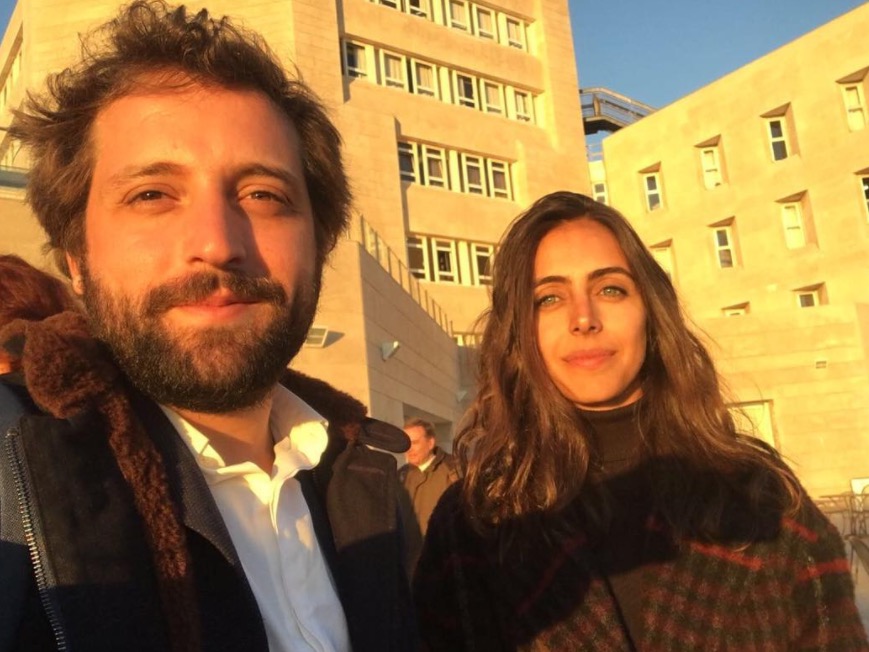 Grávida, namorada de Gregório Duvivier impressiona por semelhança com Clarice Falcão