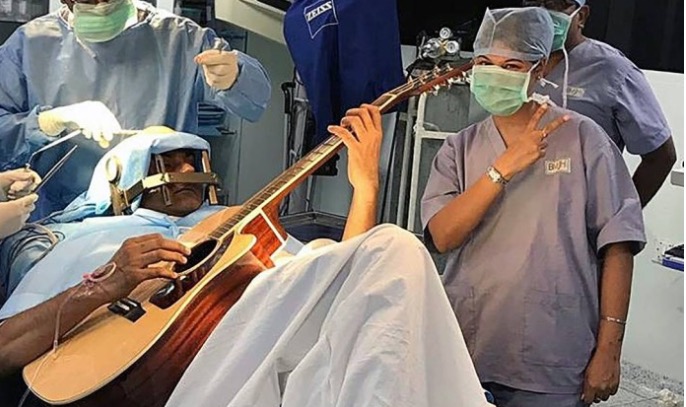 Paciente toca violão durante cirurgia no cérebro 
