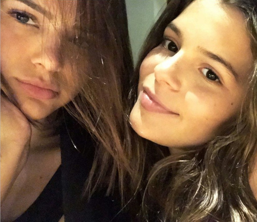 Bruna Marquezine posa com irmã e impressiona com semelhança