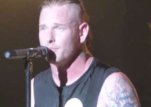 Corey Taylor, do Slipknot, se emociona em homenagem a Chester Bennington durante show — veja