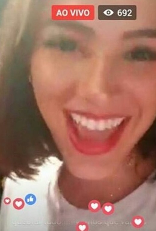 Em baile funk, Bruna Marquezine rebola e faz quadradinho em cima do palco