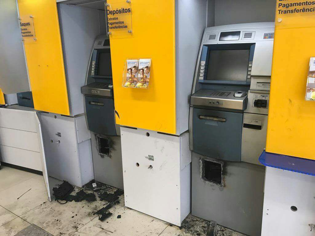 Encapuzados arrombam caixas eletrônicos e roubam R$ 600 mil em Manaus