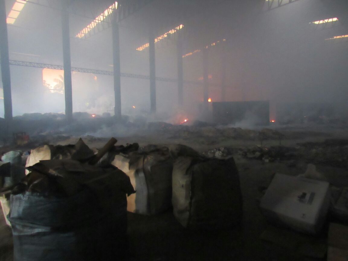 Incêndio destrói galpão de cooperativa em Manaus