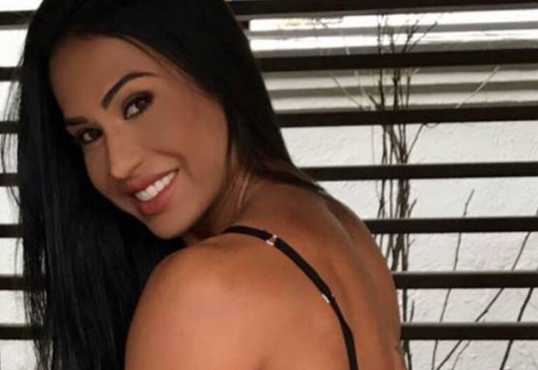   De quatro, Gracyanne Barbosa aprende rebolado 'enlouquece-marmanjo'