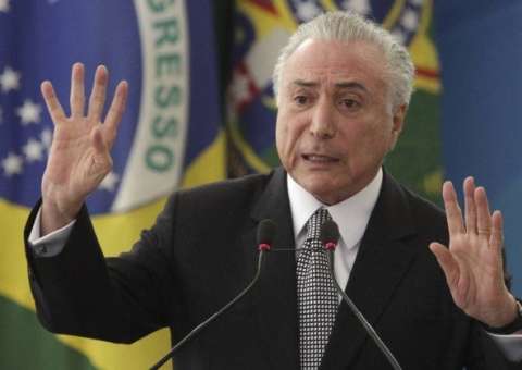 Com lista na mão, Temer tem tarefa de ligar para 80 deputados indecisos sobre denúncia