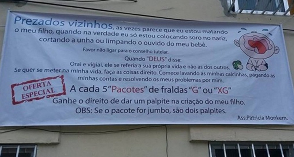 Mãe usa faixa e manda recado para vizinhos curiosos: 'Comece lavando as minhas calcinhas'
