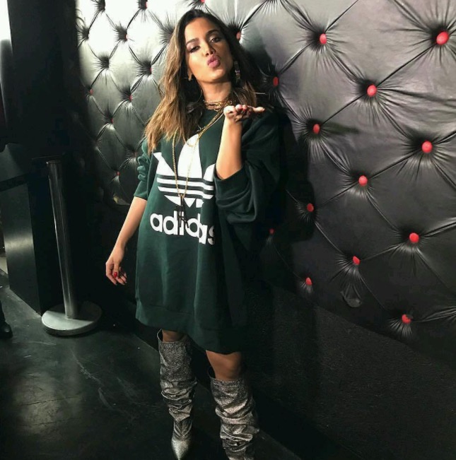 Em lançamento de clipe, Anitta confirma namoro com empresário
